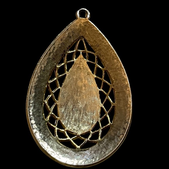 Elegant Cream and Gold tone Teardrop Vintage Pendant - Picture 3 of 3